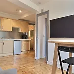 Vue Magique Sur Le Château Dans Un Quartier Populaire *
