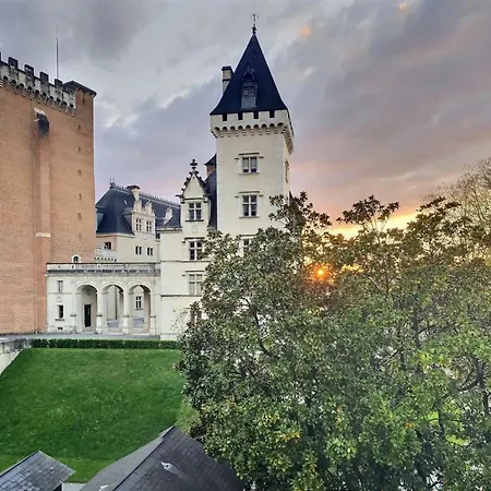Vue Magique Sur Le Château Dans Un Quartier Populaire * Pau