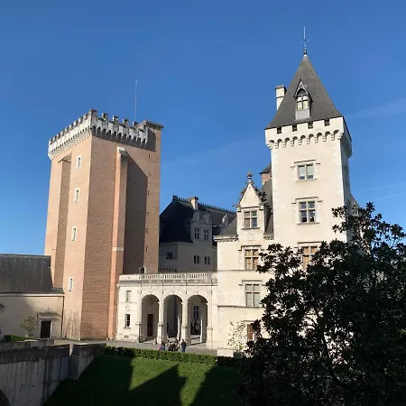 Wonderhost, Vue Magique Sur Le Chateau Dans Un Quartier Populaire