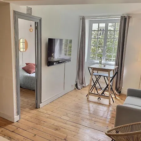 Appartement Vue Magique Sur Le Chateau Dans Un Quartier Populaire