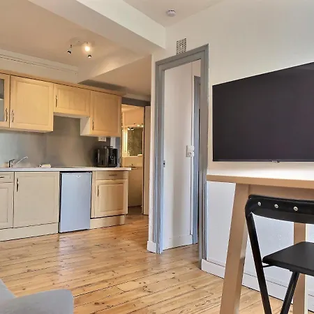 Wonderhost, Vue Magique Sur Le Chateau Dans Un Quartier Populaire *