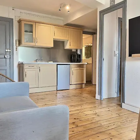 Vue Magique Sur Le Château Dans Un Quartier Populaire
