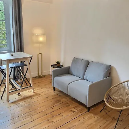 Appartement Vue Magique Sur Le Chateau Dans Un Quartier Populaire