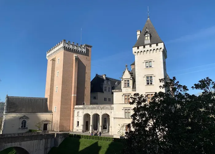 Wonderhost, Vue Magique Sur Le Chateau Dans Un Quartier Populaire